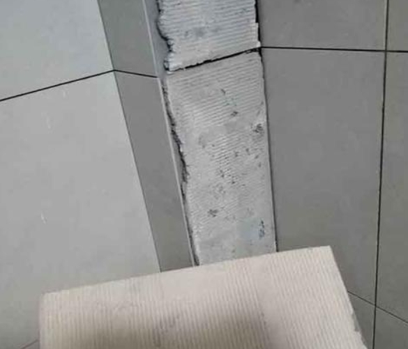 新华瓷砖空鼓维修公司分享下厨房瓷砖脱落的补救措施。